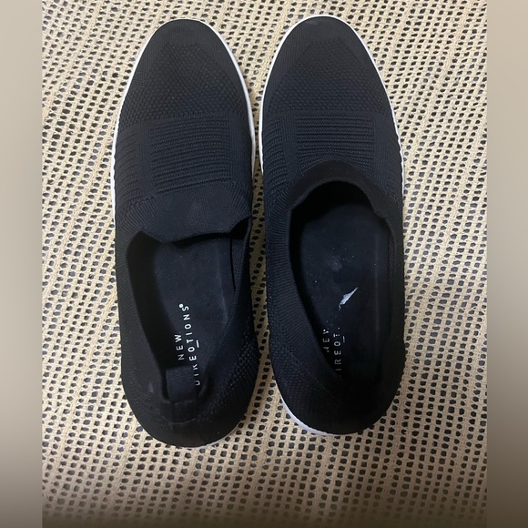 New Directions Womens size 8 worn once slip on shoes. - Picture 3 of 4